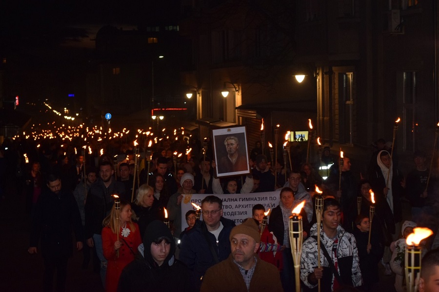 БУРГАС. Хиляди се включиха във факелно шествие, посветено на 150 години от гибелта на Апостола