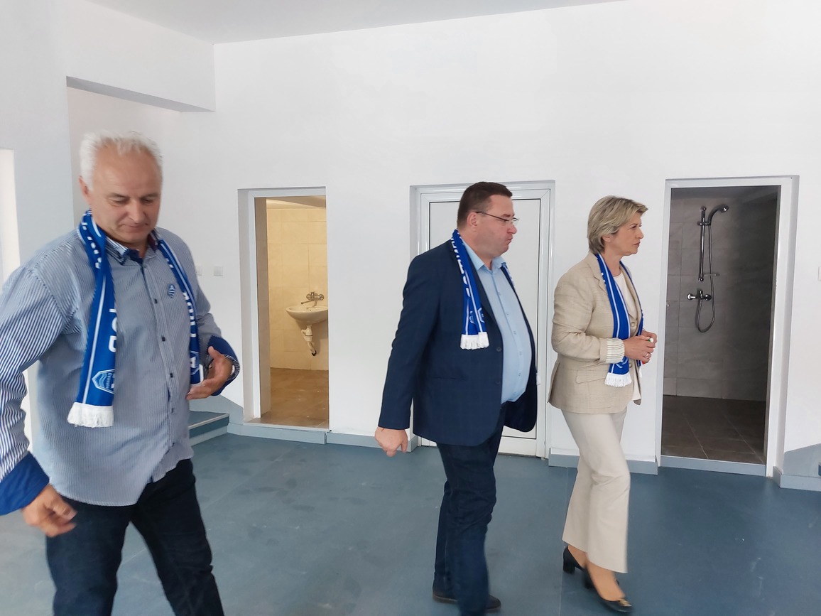 Министър Весела Лечева официално откри обновената административно-спортна сграда на „Академик“ Свищов
