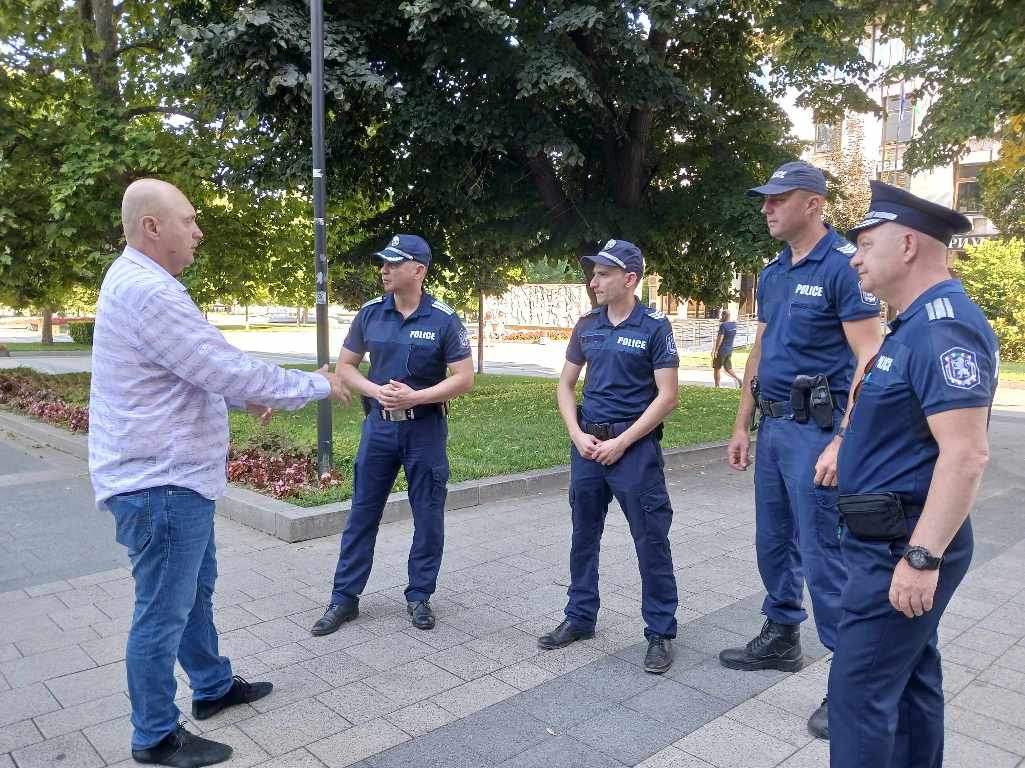 ПЛЕВЕН. Пешеходни полицейски патрули дежурят в централната част заради ескалацията на вандалски прояви