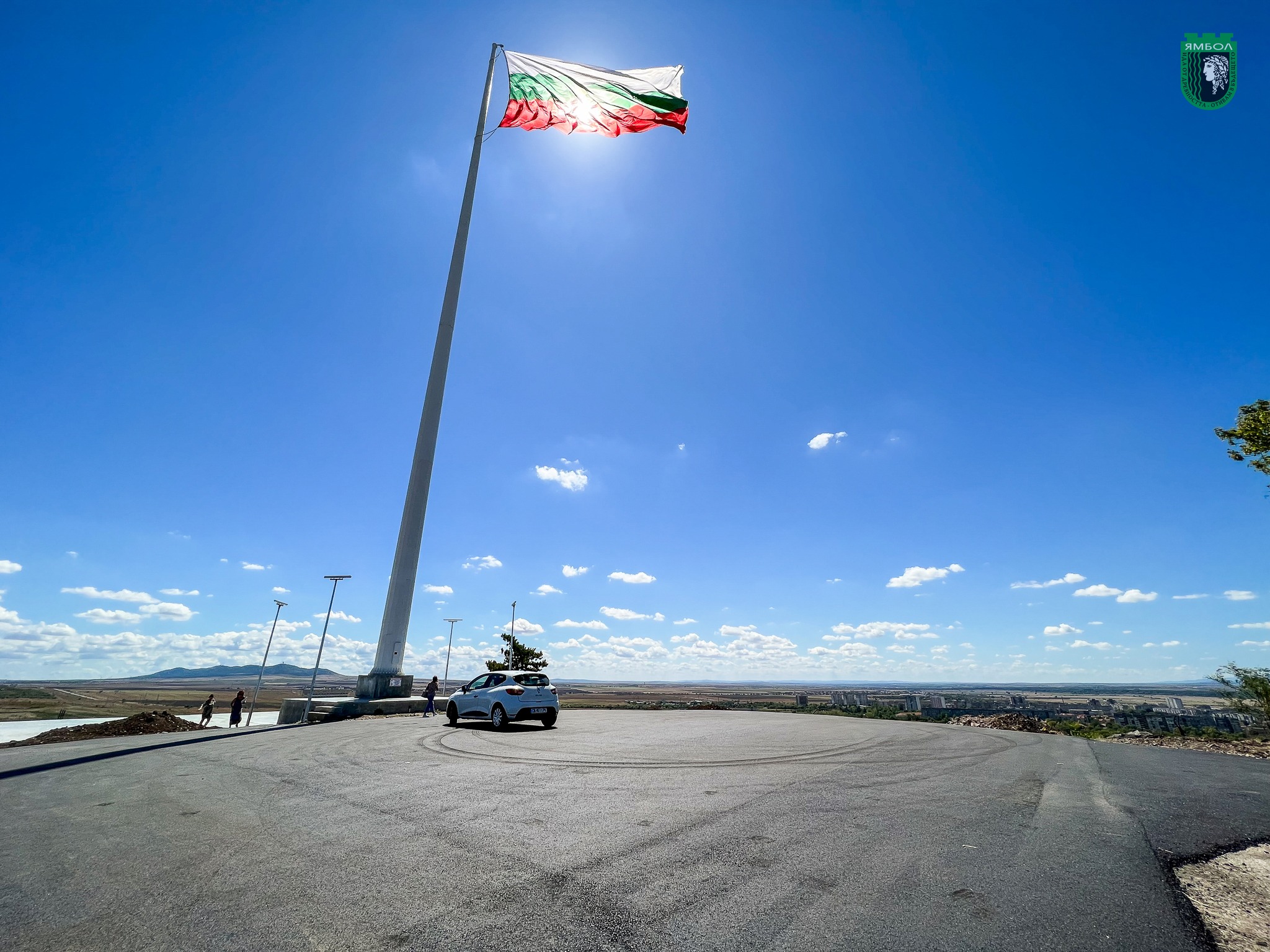ЯМБОЛ. Продължава облагородяването на пространството около 55-метровия пилон с българско знаме